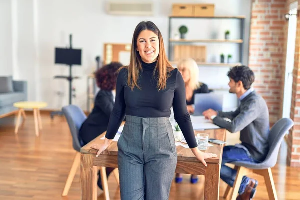 Næringsarbeidergruppe Som Samarbeider Ung Vakker Kvinne Står Smilende Glad Ser – stockfoto