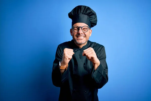 Joven Chef Guapo Con Uniforme Cocina Sombrero Sobre Fondo Azul —  Fotos de Stock