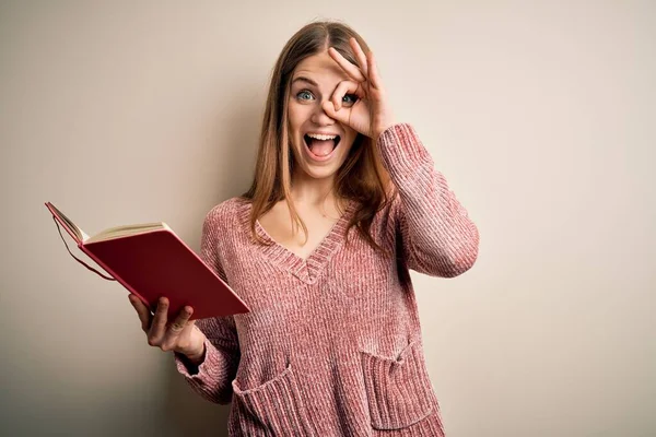 Молода Красива Руда Студентка Читає Книгу Ізольована Білому Тлі Щасливим — стокове фото