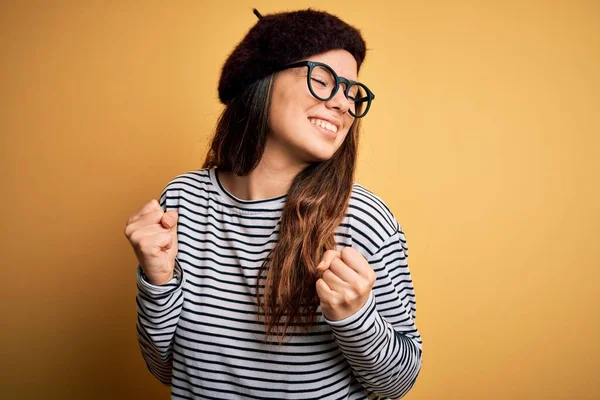 Junge Schöne Brünette Frau Mit Französischer Baskenmütze Und Brille Vor — Stockfoto