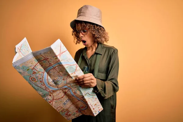 Afrika Kökenli Amerikalı Turist Kadın Elinde Şehir Haritası Tutan Kaşif — Stok fotoğraf