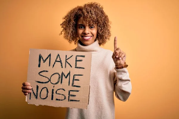 Mujer Activista Afroamericana Pidiendo Revolución Sosteniendo Pancarta Con Hacer Ruido —  Fotos de Stock