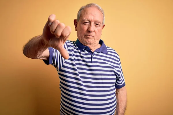 Grå Hårig Senior Man Bär Casual Navy Randig Shirt Står — Stockfoto