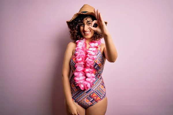Junge Schöne Arabische Frau Urlaub Die Badeanzug Und Hawaiianische Lei — Stockfoto