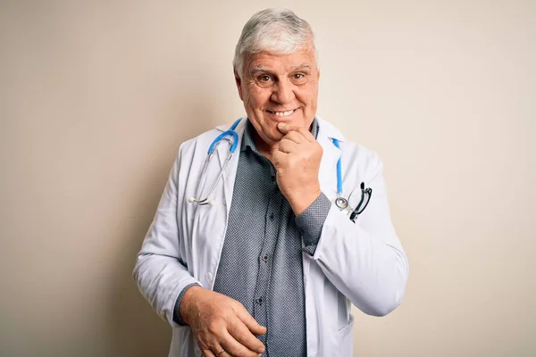 Starszy Przystojny Hoary Lekarz Noszący Płaszcz Stetoskop Białym Tle Wyglądający — Zdjęcie stockowe