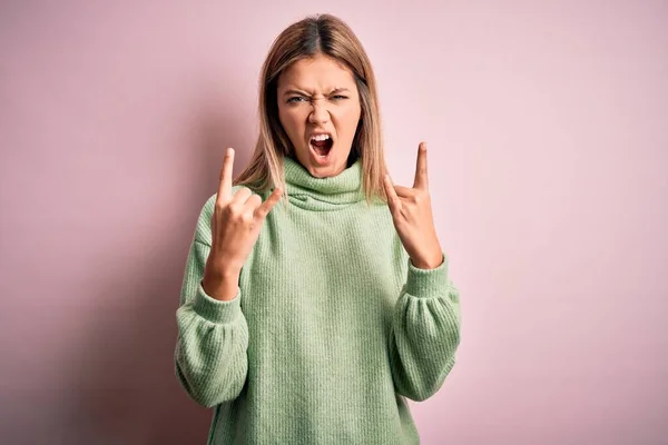 Junge Schöne Blonde Frau Winterlichen Wollpullover Über Rosa Isoliertem Hintergrund — Stockfoto