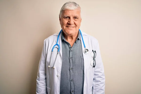 Senior Όμορφος Άντρας Hary Γιατρός Φορώντας Παλτό Και Στηθοσκόπιο Πάνω — Φωτογραφία Αρχείου