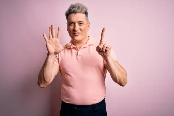 Ung Stilig Modern Man Bär Casual Rosa Shirt Över Isolerad — Stockfoto