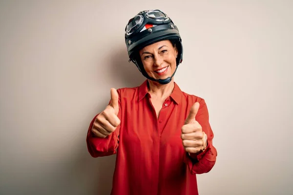 Medelålders Motorcyklist Kvinna Bär Motorcykel Hjälm Över Isolerad Vit Bakgrund — Stockfoto