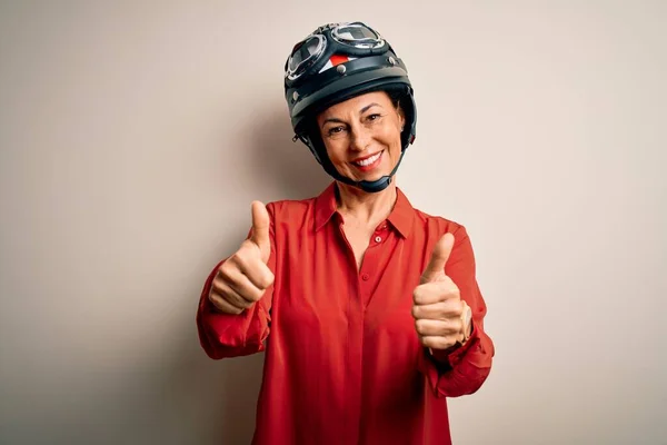 Mulher Motociclista Meia Idade Usando Capacete Motocicleta Sobre Fundo Branco — Fotografia de Stock