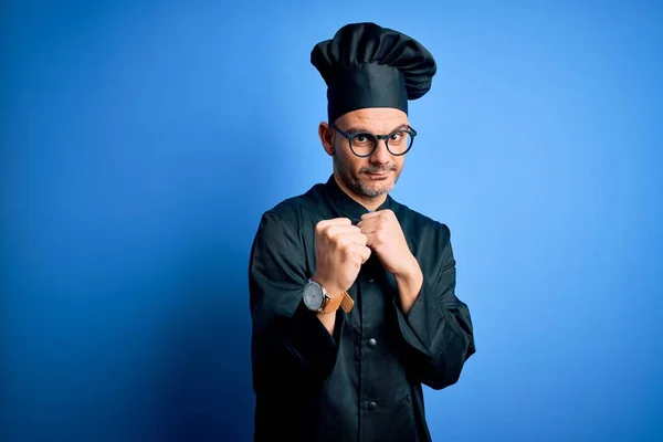 Joven Hombre Guapo Chef Con Uniforme Cocina Sombrero Sobre Fondo —  Fotos de Stock