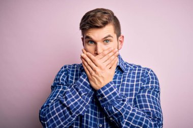 Sakallı, mavi gözlü, sıradan gömlek giyen, ağzı yanlışlıkla ellerle kapatan genç, yakışıklı sarışın bir adam. Gizli konsept.