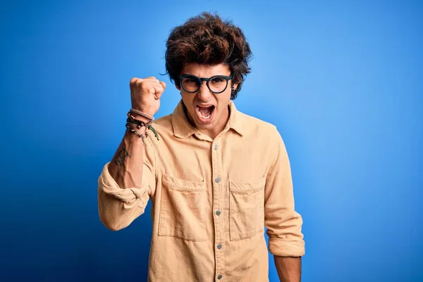 Homem Bonito Jovem Vestindo Camisa Casual Sobre Fundo Azul Isolado — Fotografia de Stock