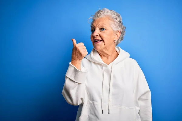 Senior Hermosa Mujer Deportiva Con Sudadera Blanca Sobre Fondo Azul —  Fotos de Stock