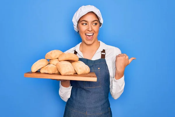 Jonge Mooie Blonde Bakker Vrouw Met Blauwe Ogen Houden Lade — Stockfoto