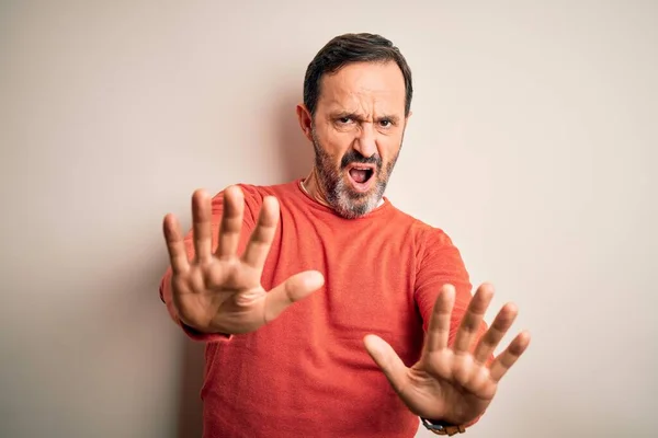 주황색 스웨터를 고립된 남자가 손바닥으로 불만을 표시한다 — 스톡 사진