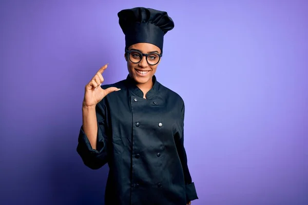 Jonge Afro Amerikaanse Chef Kok Meisje Dragen Kookplaat Uniform Hoed — Stockfoto