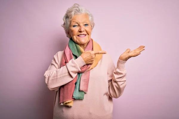 Starsza Piękna Siwowłosa Kobieta Ubrana Luźny Sweter Szalik Różowym Tle — Zdjęcie stockowe
