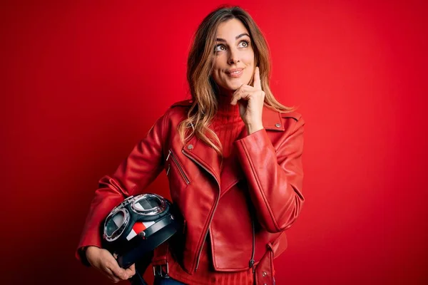 Krásná Brunetka Motocyklistka Žena Červené Bundě Držení Motocyklové Helmy Vážný — Stock fotografie