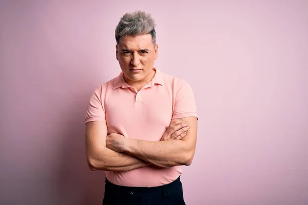 Ung Stilig Modern Man Bär Casual Rosa Shirt Över Isolerade — Stockfoto