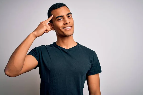 Junger Gutaussehender Afrikanisch Amerikanischer Mann Lässigem Shirt Vor Weißem Hintergrund — Stockfoto