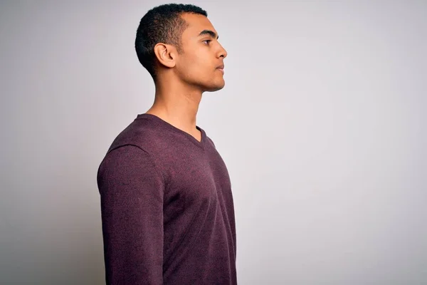 Joven Hombre Afroamericano Guapo Usando Suéter Casual Sobre Fondo Blanco — Foto de Stock