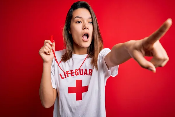 Joven Hermosa Chica Salvavidas Morena Usando Camiseta Con Cruz Roja —  Fotos de Stock