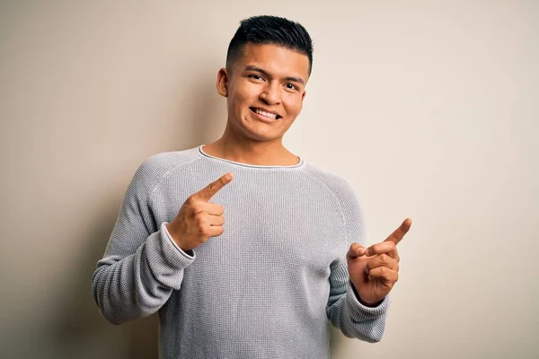 Joven Hombre Latino Guapo Usando Suéter Casual Pie Sobre Fondo —  Fotos de Stock