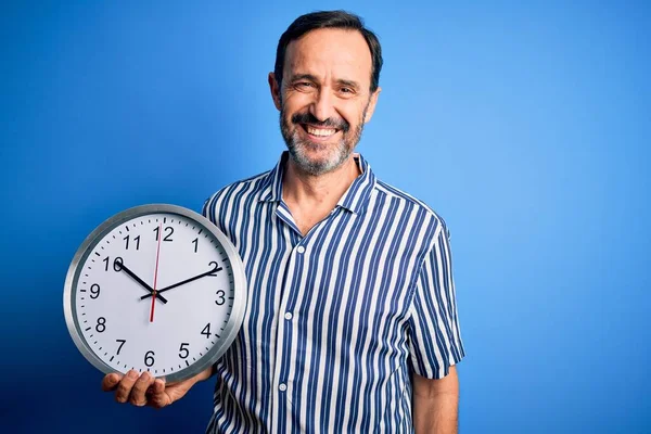 Hombre Alzado Mediana Edad Sosteniendo Gran Reloj Pie Sobre Fondo —  Fotos de Stock