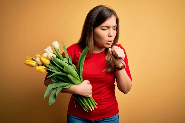 Mujer Rubia Joven Sosteniendo Romántico Ramo Flores Tulipanes Sobre Fondo — Foto de Stock