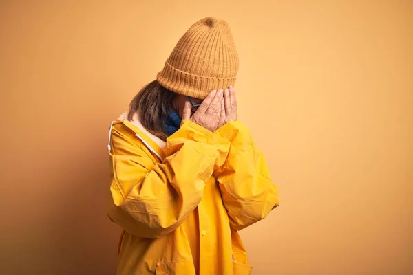 Frau Mittleren Alters Gelbem Regenmantel Und Wintermütze Vor Isoliertem Hintergrund — Stockfoto