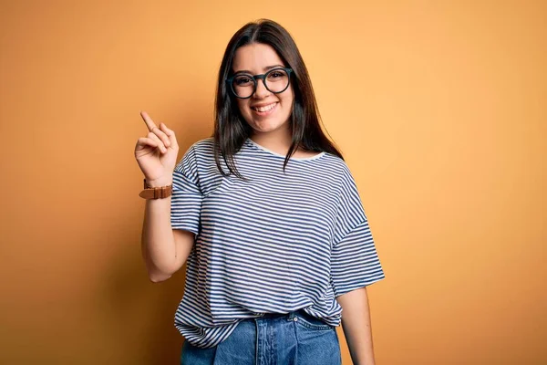 Junge Brünette Frau Mit Brille Und Marineblauem Shirt Vor Gelbem — Stockfoto