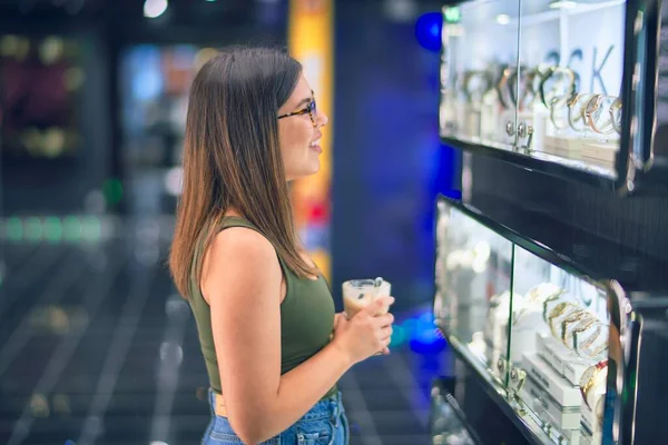 Jonge Mooie Vrouw Vakantie Glimlachend Gelukkig Zelfverzekerd Staande Een Dek — Stockfoto