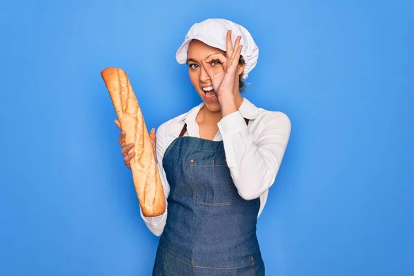 Genç Sarışın Fırıncı Kadın Mavi Gözlü Elinde Somun Yapımı Ekmek — Stok fotoğraf