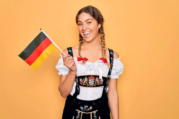 Schöne Blonde Patriotin Mit Blauen Augen Oktoberfestkleid Die Deutsche Fahne — Stockfoto
