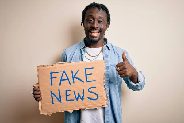 Ung Afrikansk Amerikansk Man Håller Banner Med Falska Nyheter Meddelande — Stockfoto