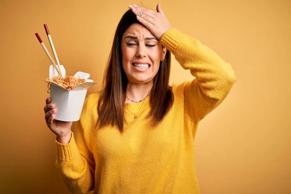 Fiatal Gyönyörű Eszik Ázsiai Ramen Tészta Segítségével Evőpálcika Sárga Háttér — Stock Fotó