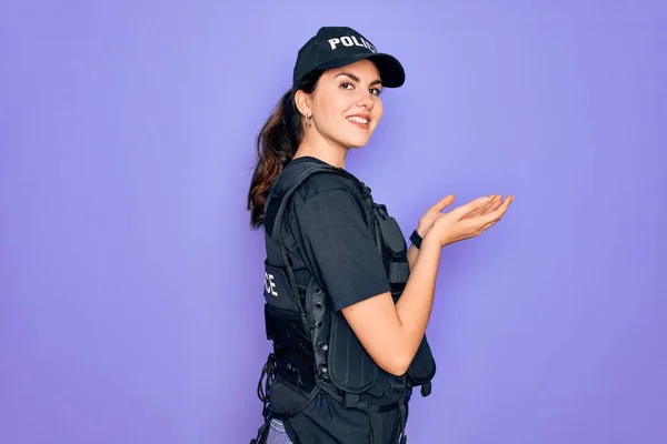 Jovem Polícia Mulher Vestindo Uniforme Colete Prova Balas Segurança Sobre — Fotografia de Stock