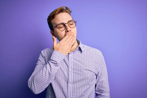 Giovane Uomo Bella Rossa Indossa Camicia Casual Occhiali Sfondo Viola — Foto Stock