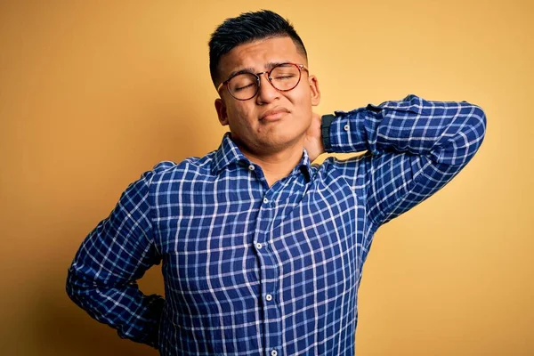 Jonge Knappe Latin Man Met Casual Shirt Bril Gele Achtergrond — Stockfoto