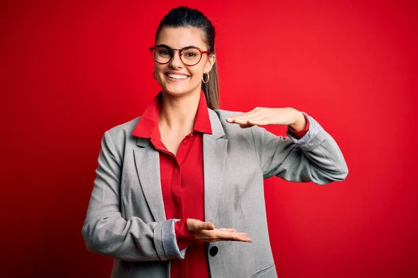 Jonge Mooie Brunette Zakenvrouw Dragen Jas Bril Rode Achtergrond Gebaren — Stockfoto