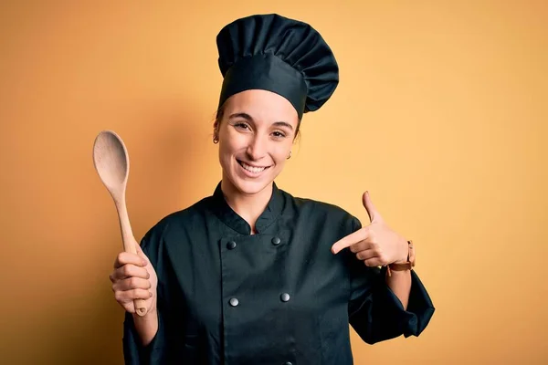 Joven Mujer Hermosa Chef Con Uniforme Cocina Sombrero Sosteniendo Cuchara — Foto de Stock