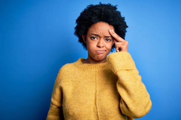 색옷을 곱슬곱슬 머리의 아프리카 미국인젊은 여성은 이마에 문제에 걱정하고 스트레스를 — 스톡 사진