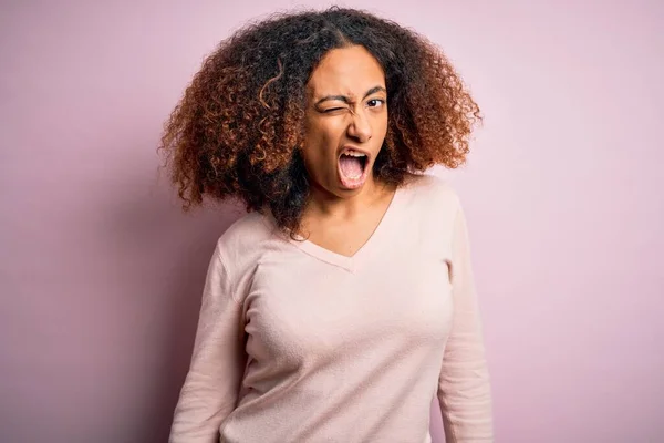 Mladá Africká Americká Žena Afro Vlasy Sobě Ležérní Svetr Přes — Stock fotografie