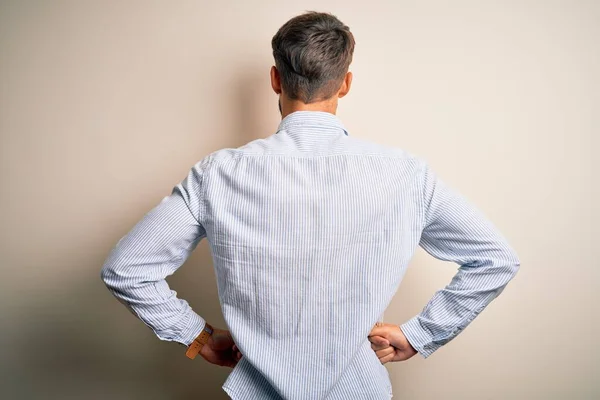 Jovem Homem Bonito Com Barba Vestindo Camisa Listrada Sobre Fundo — Fotografia de Stock