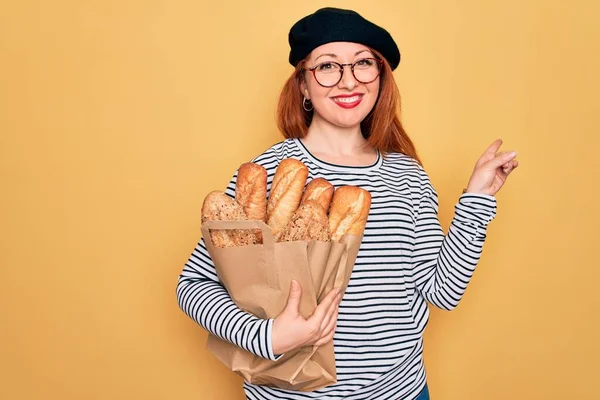 Jonge Roodharige Vrouw Draagt Baret Met Papieren Zak Met Brood — Stockfoto