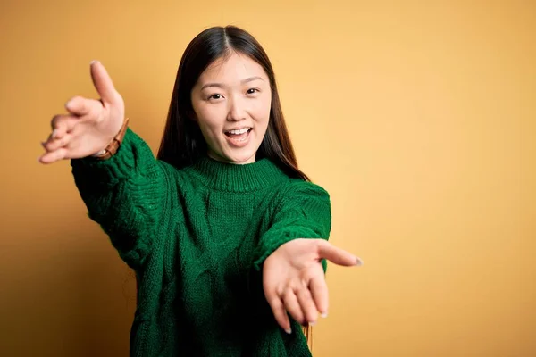 Ung Vacker Asiatisk Kvinna Bär Grön Vinter Tröja Över Gul — Stockfoto