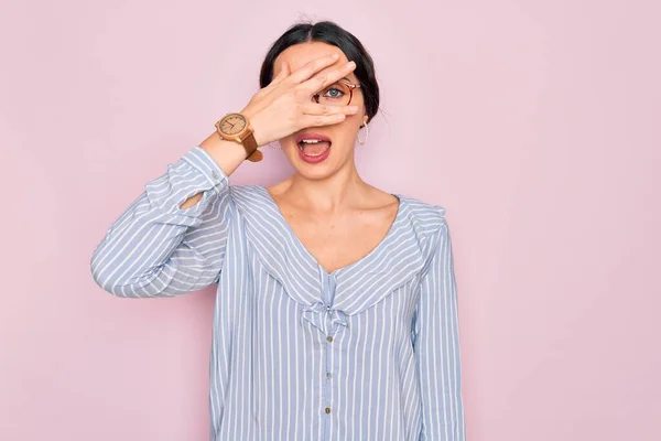 Junge Schöne Frau Mit Lässig Gestreiftem Hemd Und Brille Vor — Stockfoto