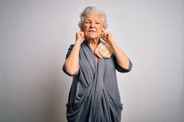 Senior Hermosa Mujer Pelo Gris Con Vestido Casual Pie Sobre — Foto de Stock