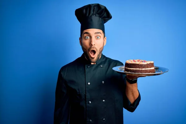 Joven Cocinero Guapo Con Barba Vistiendo Uniforme Sombrero Sosteniendo Bandeja — Foto de Stock